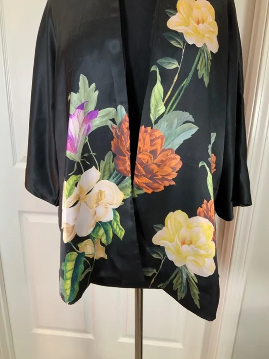 Chico’s Black Floral Silken Evening Boho Chic Kimono Jacket Size S/M - Picture 3 of 7